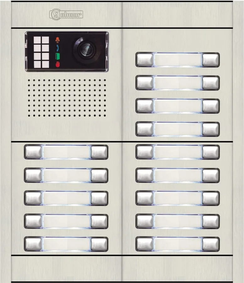 Panel de videoportero de pulsadores para edificio, con cámara y varias filas de teclas.